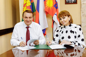 Пахомов и Сергиенко подписывают соглашение по проекту "Умный город" © Фото пресс-службы Сбербанка