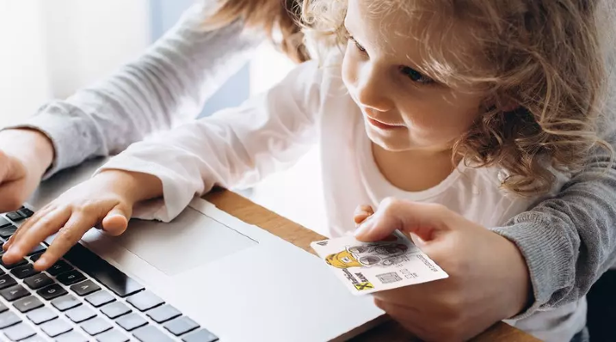 Детская карта Райффайзенбанк  &copy;&nbsp;Коллаж Юга.ру