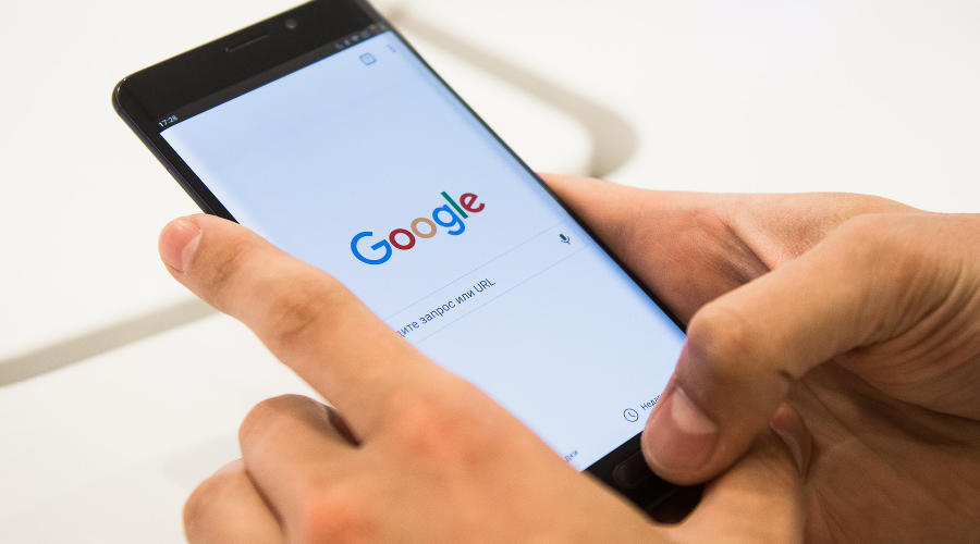 Мобильный телефон &copy;&nbsp;Фото Елены Синеок, Юга.ру