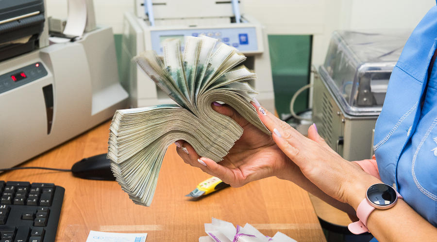 деньги &copy;&nbsp;Фото Елены Синеок, Юга.ру