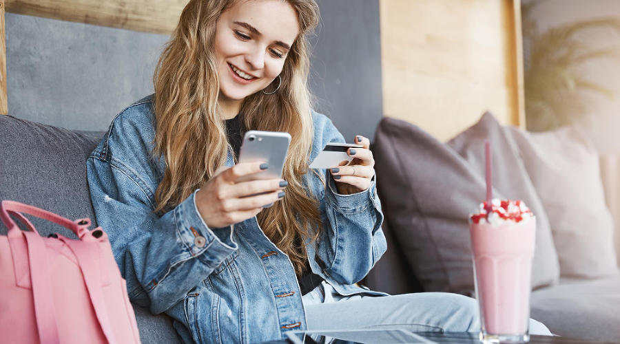 Пластиковая карта &copy;&nbsp;Фото lookstudio, ru.freepik.com