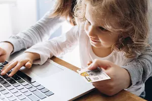 Детская карта Райффайзенбанк  &copy;&nbsp;Коллаж Юга.ру